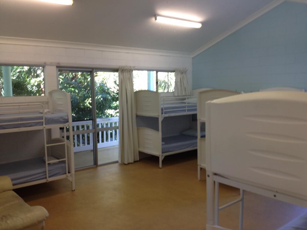 Absolute Backpackers Mission Beach Room photo